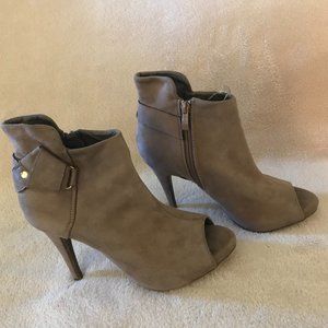 DbDk FASHION HEELS Women's Size 8  OPEN TOE ANKLE BOOTS in color Tan